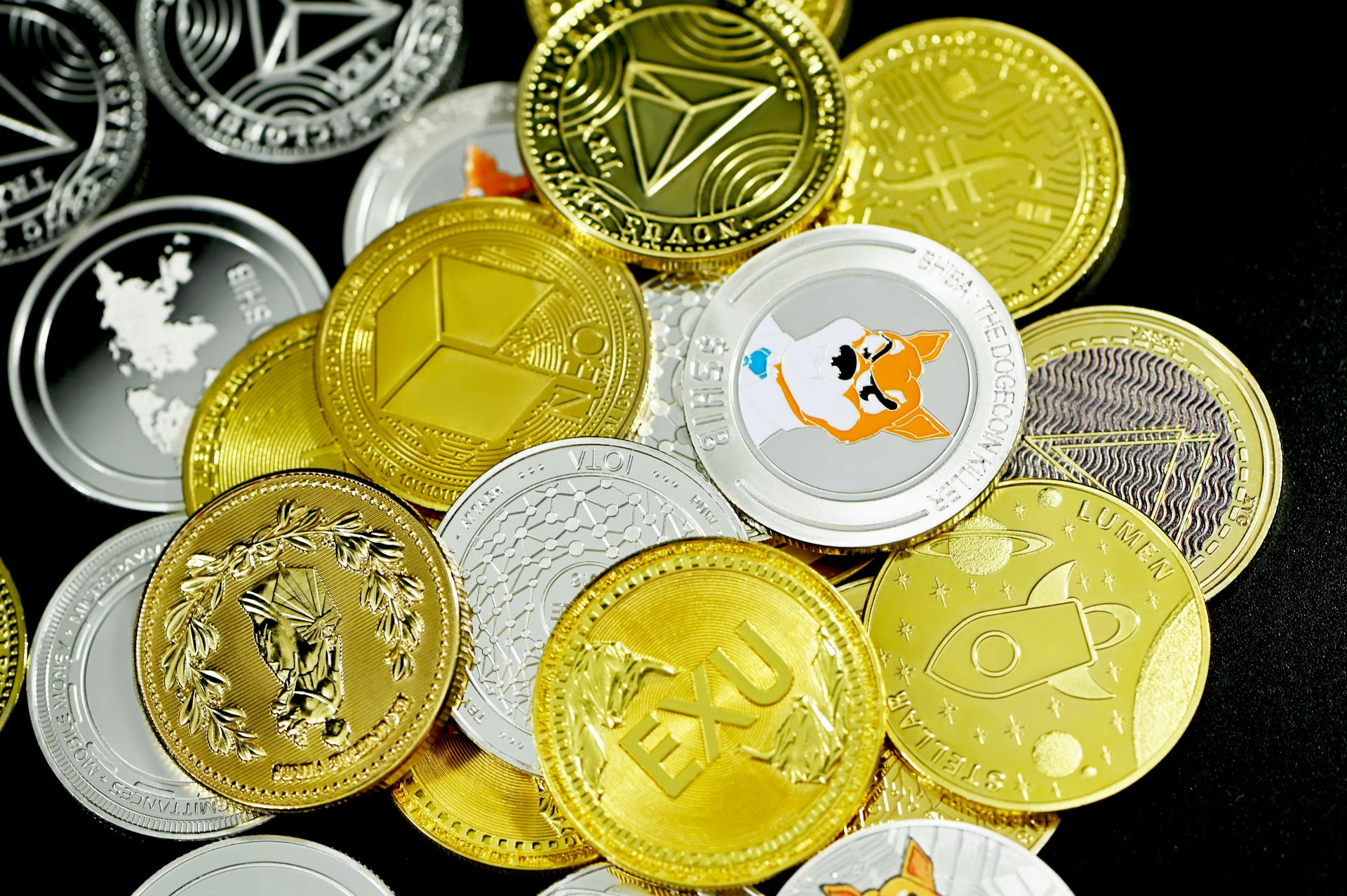 How does a cryptocurrency scam work