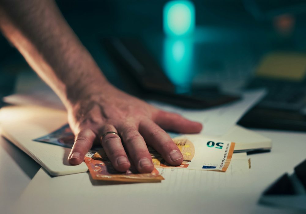 What are the signs of a financial scam
