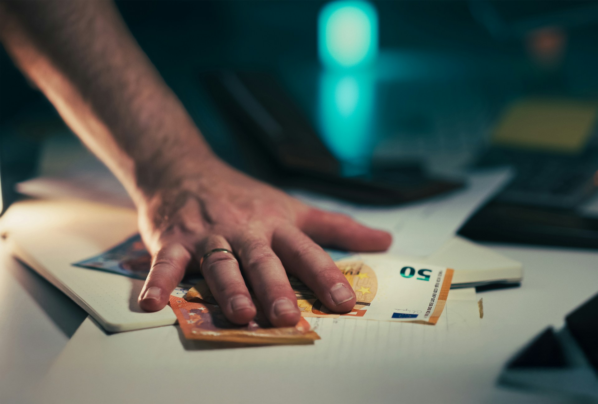 What are the signs of a financial scam