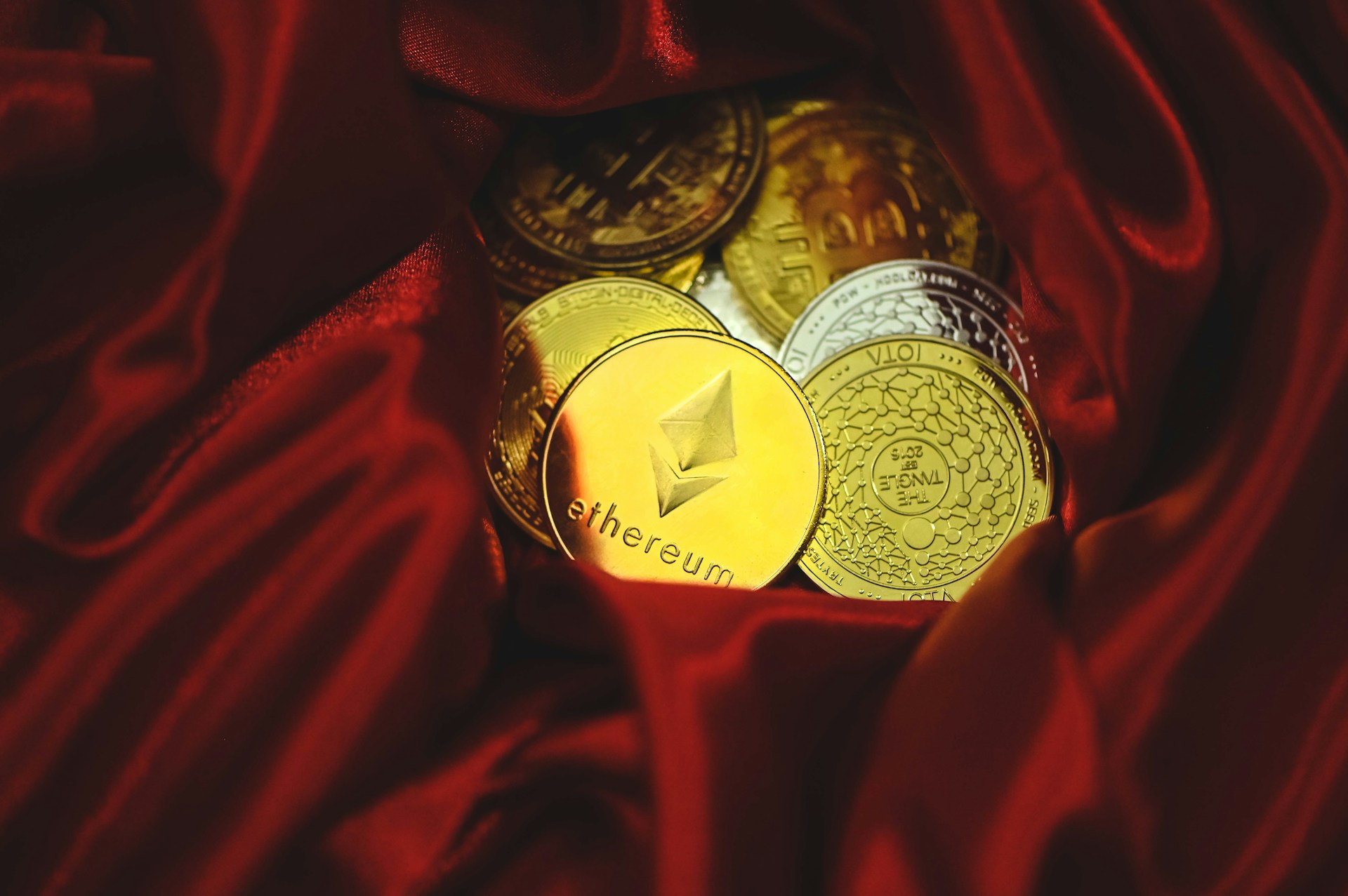 What are the red flags that indicate a cryptocurrency scam